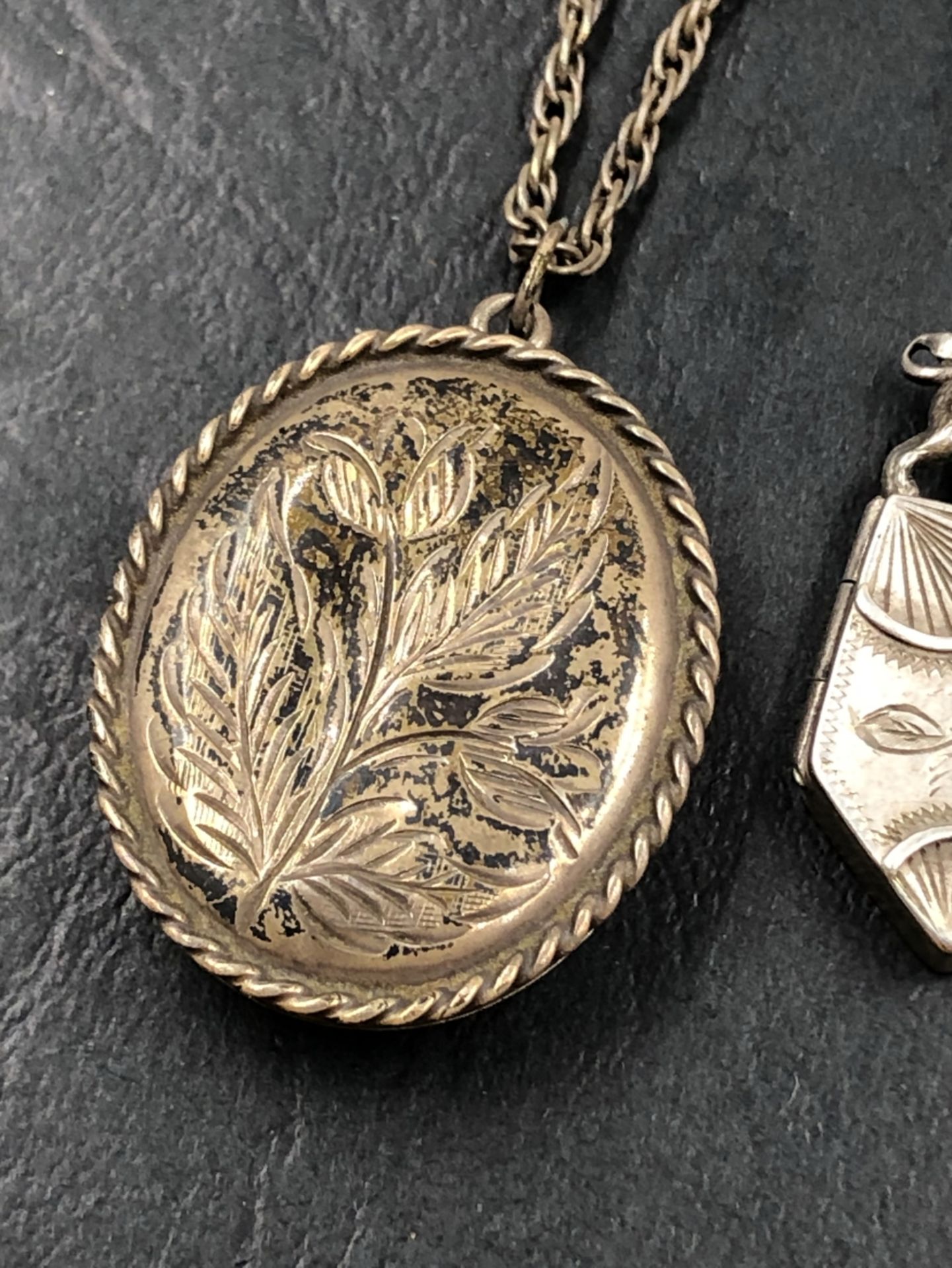 A HALLMARKED SILVER LOCKET AND CHAIN, A 925 STAMPED ROPE NECKLACE, AND A SMITH & GAMBLE VICTORIAN - Bild 3 aus 4