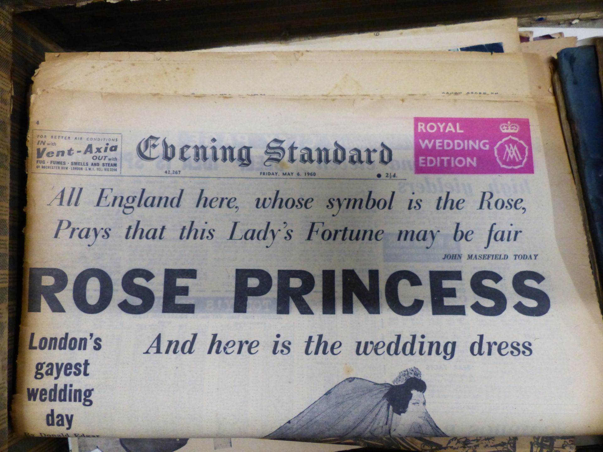 A VINTAGE SUITCASE CONTAINING VARIOUS EPHEMERA INCLUDING VINTAGE NEWSPAPERS, ROYALTY RELATED - Image 2 of 6