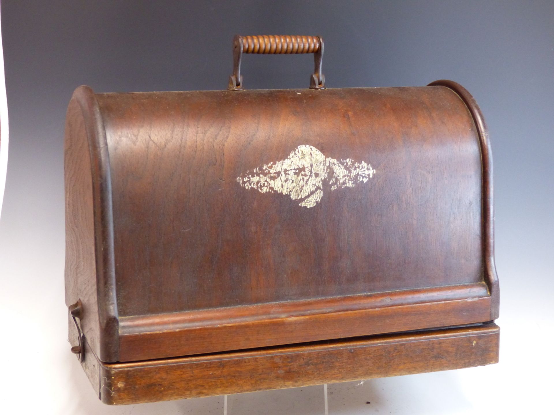 A VINTAGE SINGER SEWING MACHINE IN ORIGINAL CASE. - Image 3 of 3