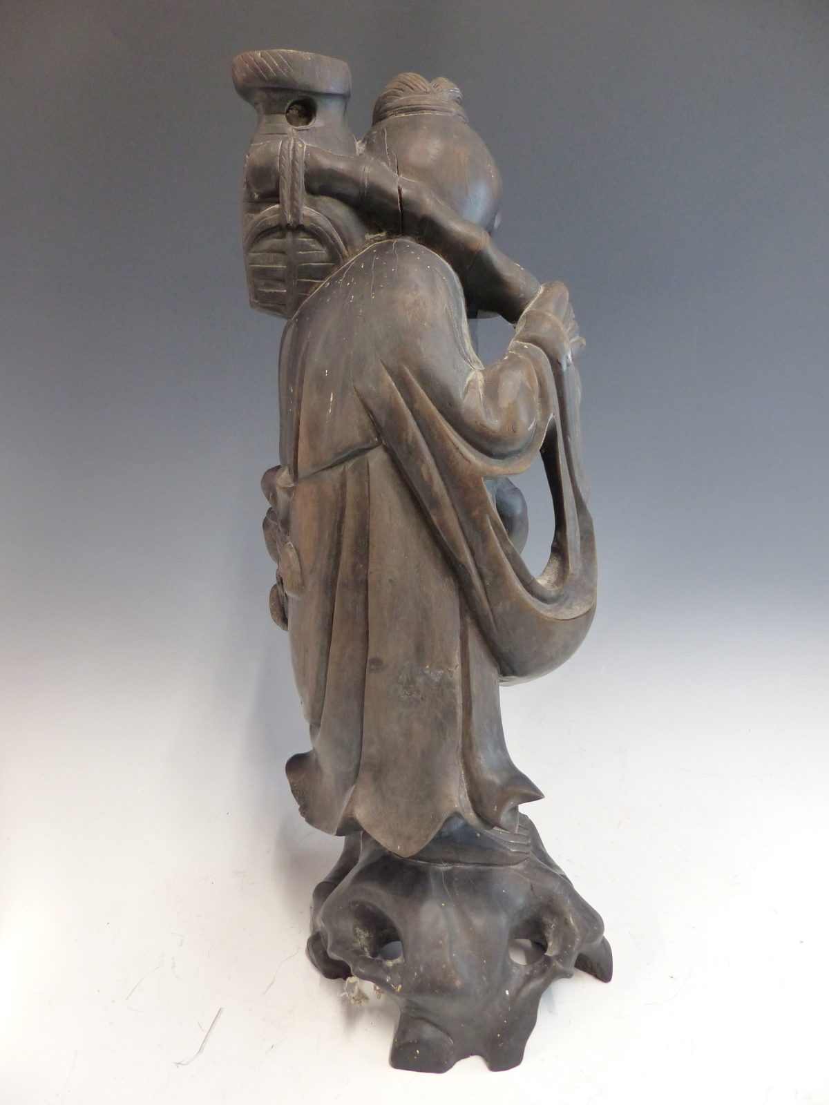A LARGE VINTAGE CHINESE CARVED HARDWOOD FIGURE OF A FISHERMAN. - Image 3 of 3
