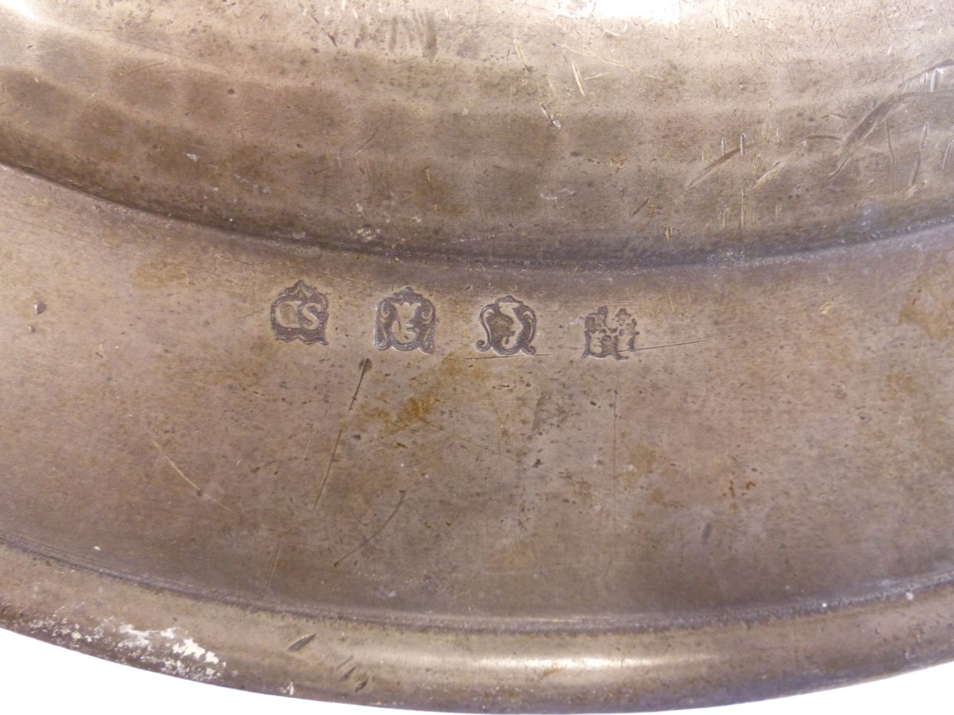 AN 18TH CENTURY PEWTER CHARGER WITH WELL DEFINED LONDON TOUCH MARKS FOR SAMUEL DUNCOMBE. TOGETHER - Image 4 of 9