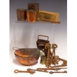 A COLLECTION OF VINTAGE METALWARE TO INCLUDE COPPER BEAKER FORM CHOCOLATE MOULDS, A PAIR OF COPPER