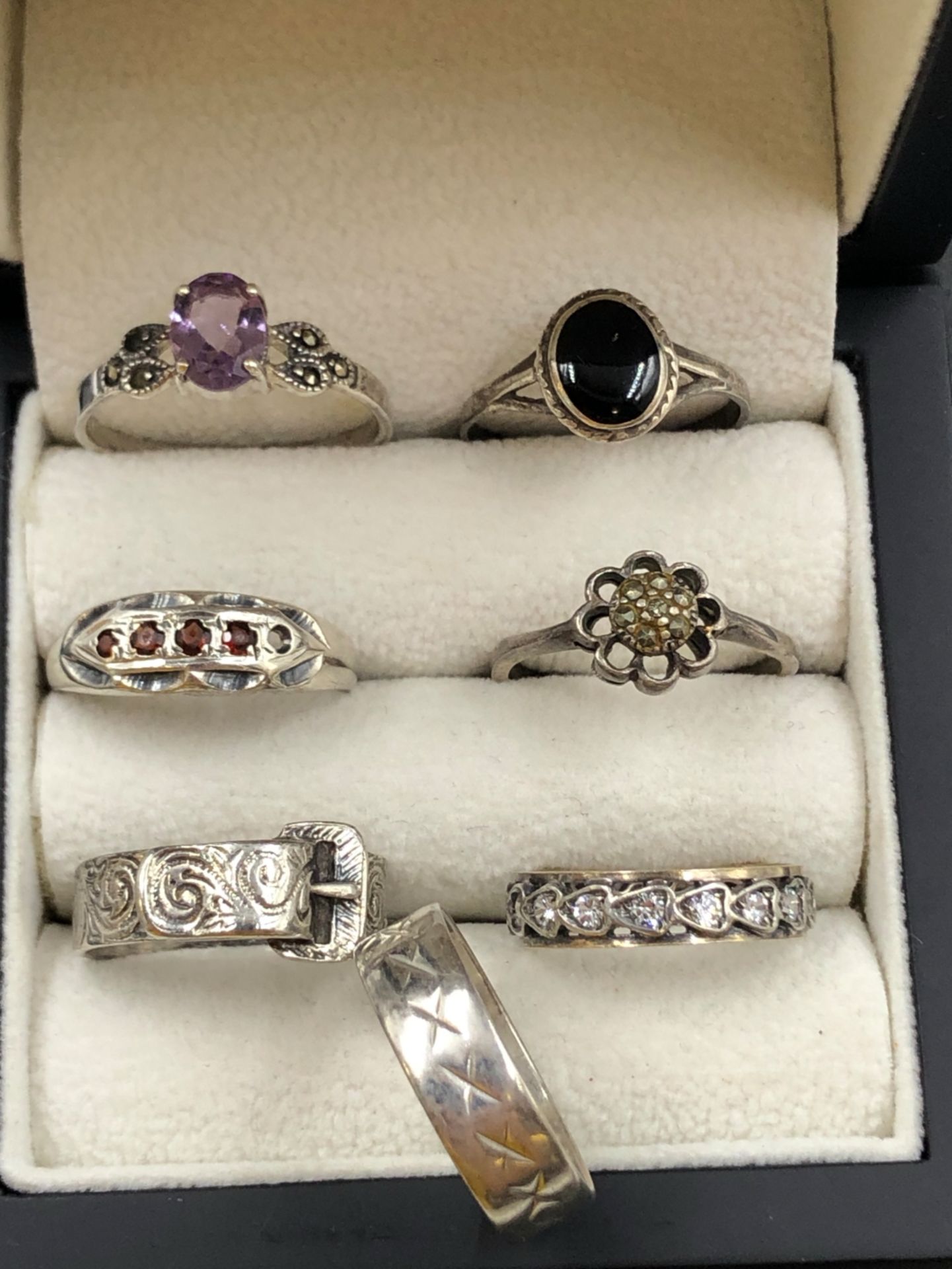 A COLLECTION OF SEVEN SILVER RINGS, TO INCLUDE A FULL ETERNITY BAND WITH 9CT GOLD BORDER. TWO SILVER