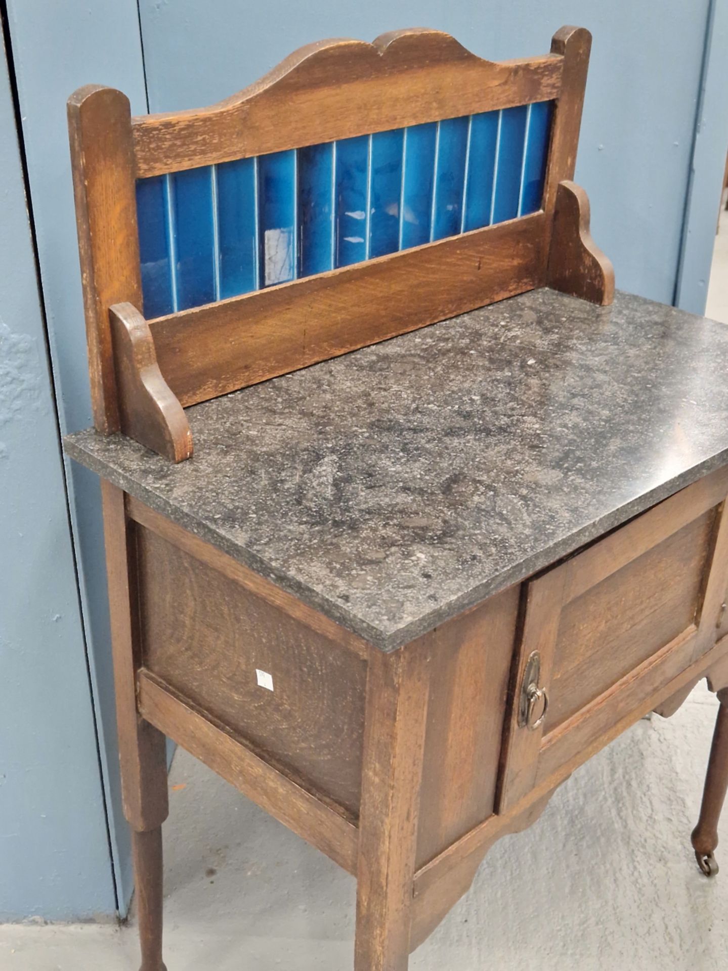 AN EARLY 20th CENTURY ARTS AND CRAFTS STYLE OAK MARBLE TOPPED WASHSTAND WITH BLUE GLAZED TILE BACK. - Image 2 of 2