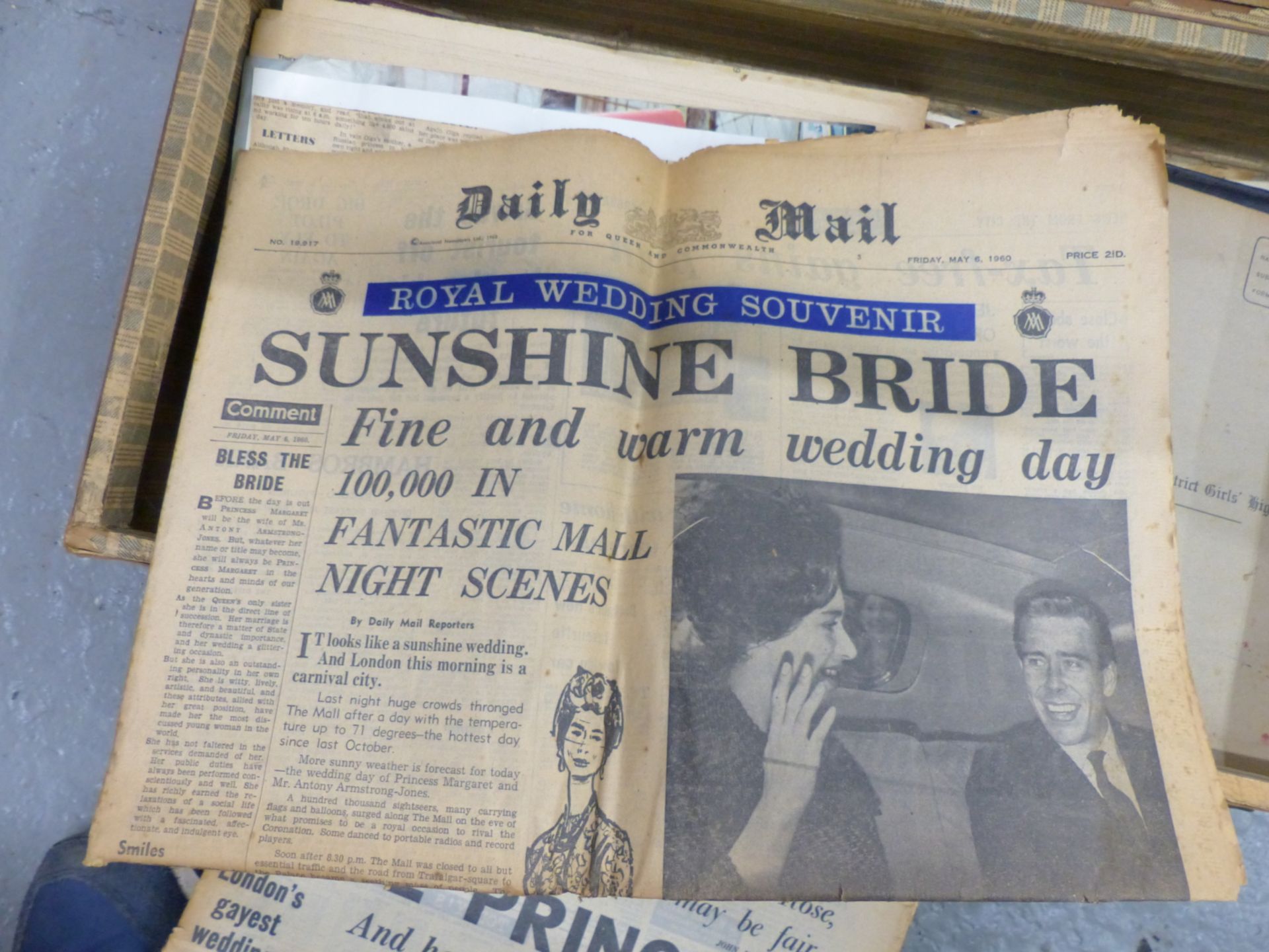 A VINTAGE SUITCASE CONTAINING VARIOUS EPHEMERA INCLUDING VINTAGE NEWSPAPERS, ROYALTY RELATED - Image 3 of 6