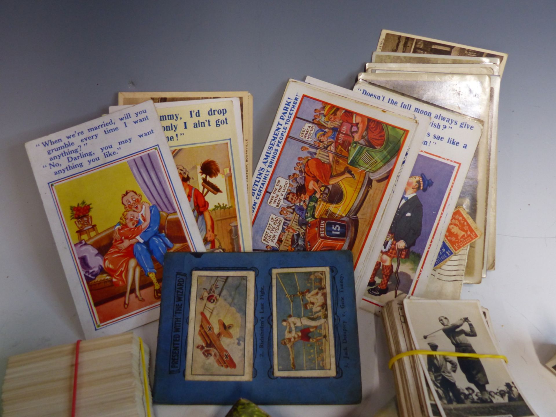 A QUANTITY OF CIGARETTE AND TEA CARDS, SOME LOOSE AND OTHERS IN ALBUMS, TOGETHER WITH VARIOUS - Bild 2 aus 8