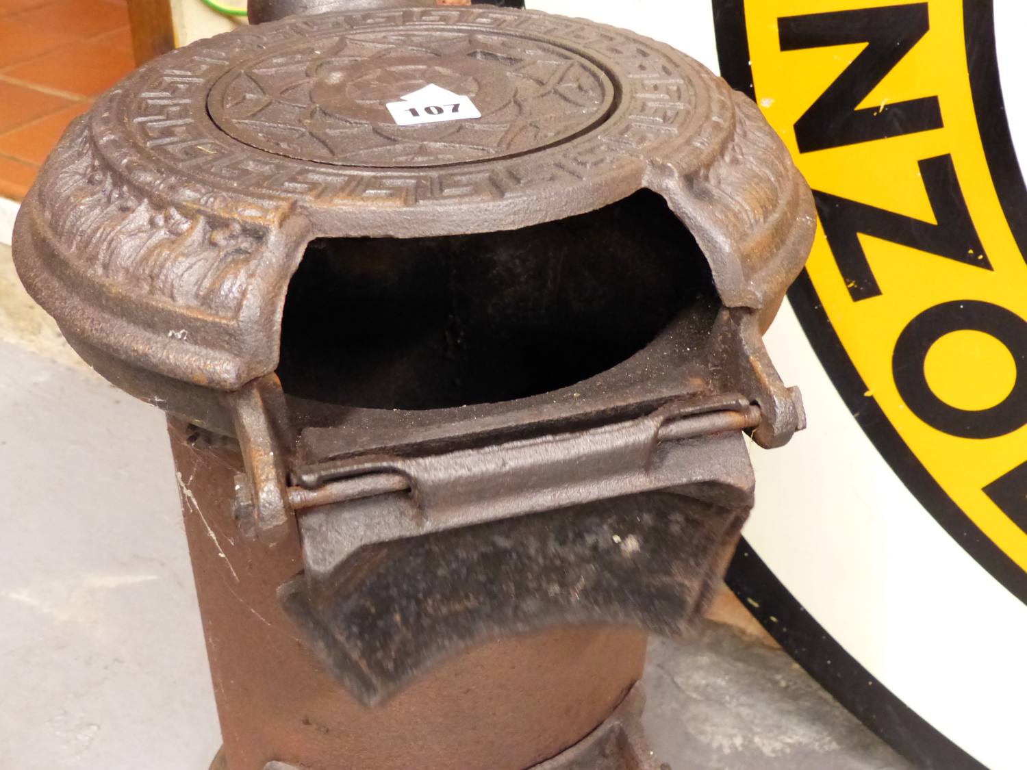 AN ANTIQUE CAST IRON TORTOISE STOVE FOR A SHEPHERDS HUT OR ROMANY WAGON. - Image 3 of 5
