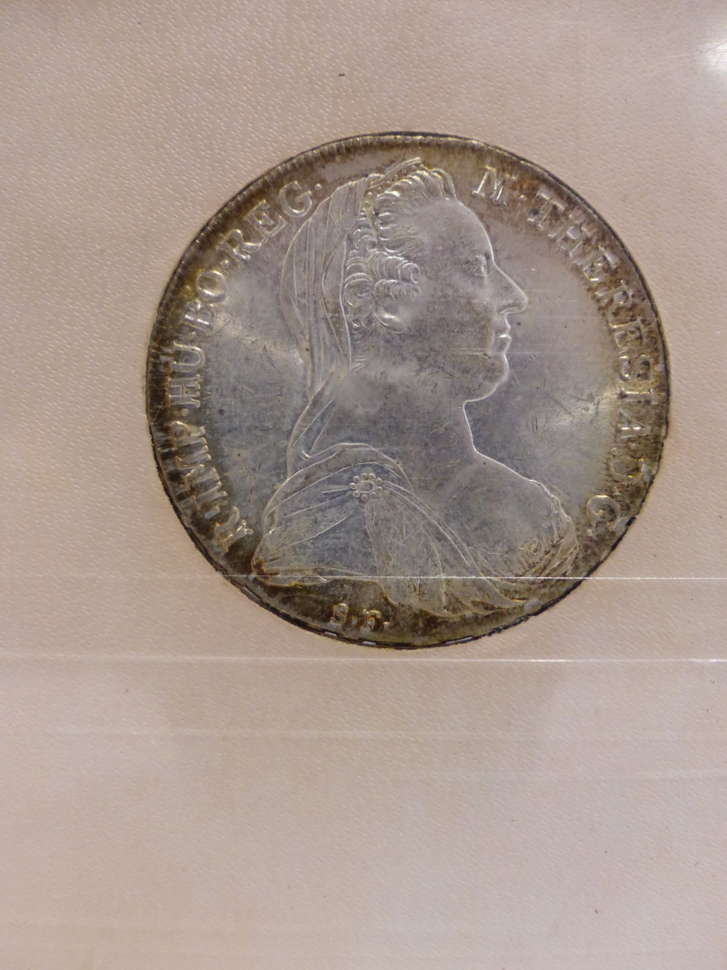 A MARIA THERESA THALER COIN IN PRESENTATION PACK. - Image 4 of 4