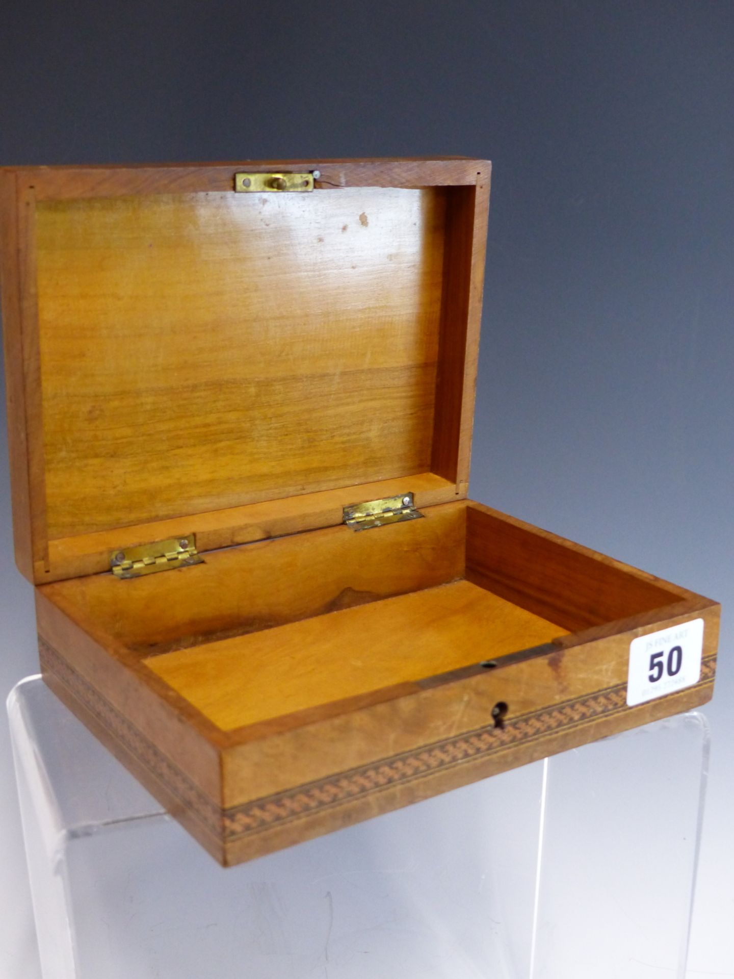 AN EARLY 20TH CENTURY TUNBRIDGE WARE INLAID HINGE LID BOX. - Image 3 of 4