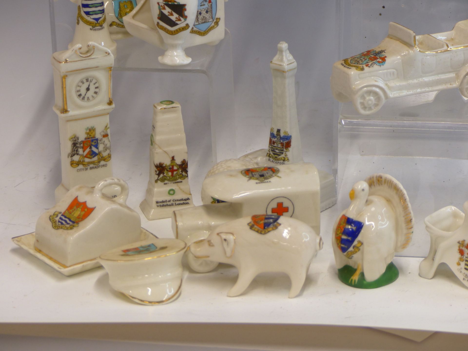 A COLLECTION OF VINTAGE CRESTED WARES INCLUDING SHELLEY, CARLTON CHINA, ARCADIAN, AND OTHERS. - Image 3 of 5