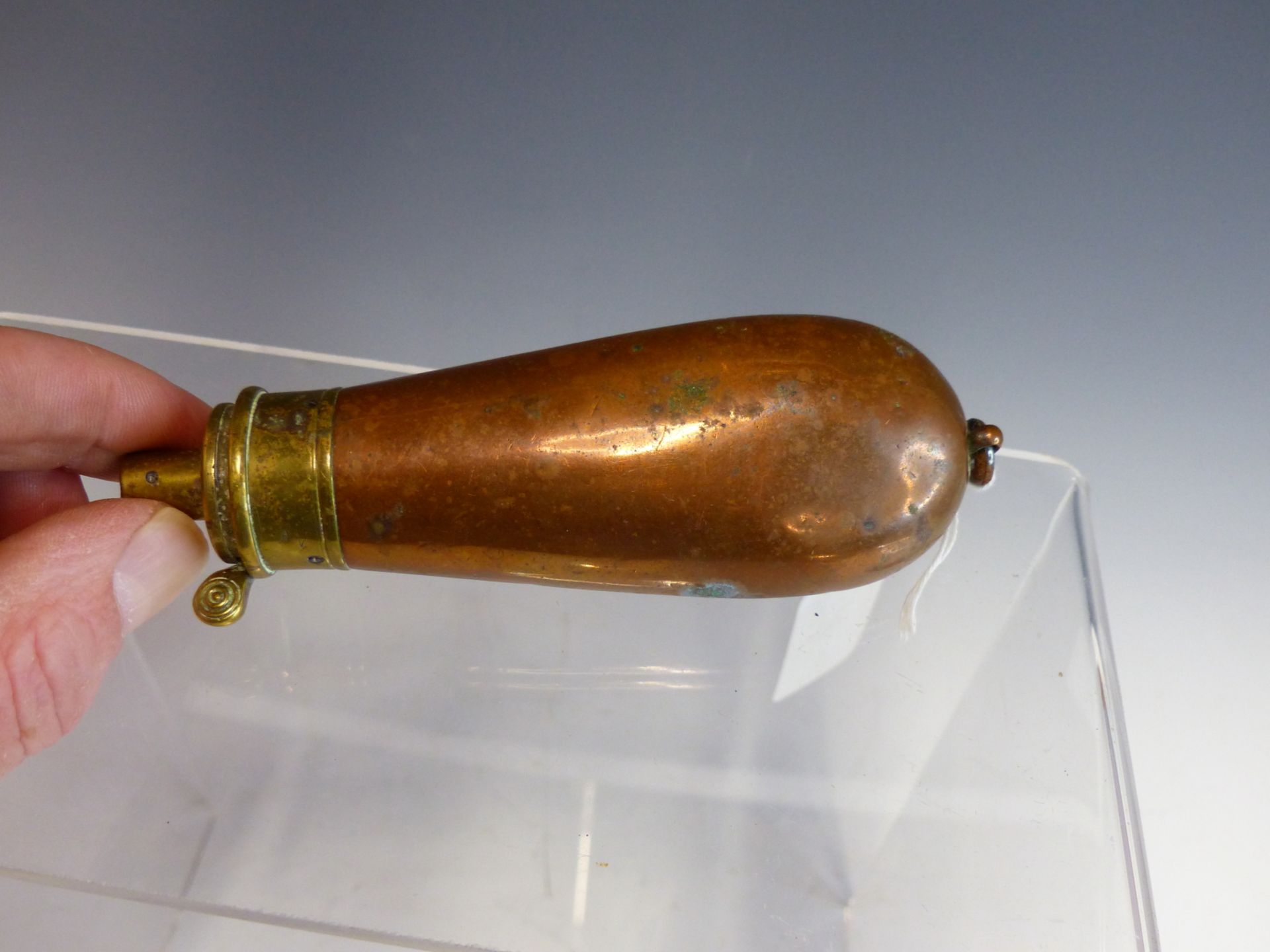 AN ANTIQUE COPPER AND BRASS GUNPOWDER FLASK BY G & J W HAWKSLEY. OF SMALL SIZE FOR CHARGING A - Image 3 of 3