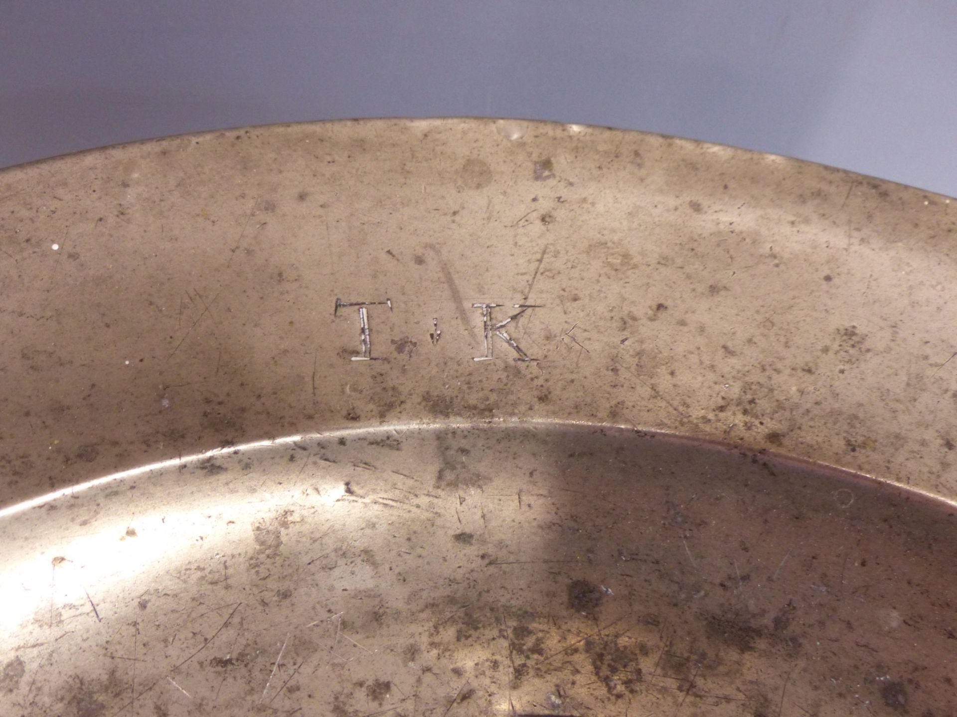 AN 18TH CENTURY PEWTER CHARGER WITH WELL DEFINED LONDON TOUCH MARKS FOR SAMUEL DUNCOMBE. TOGETHER - Image 2 of 9