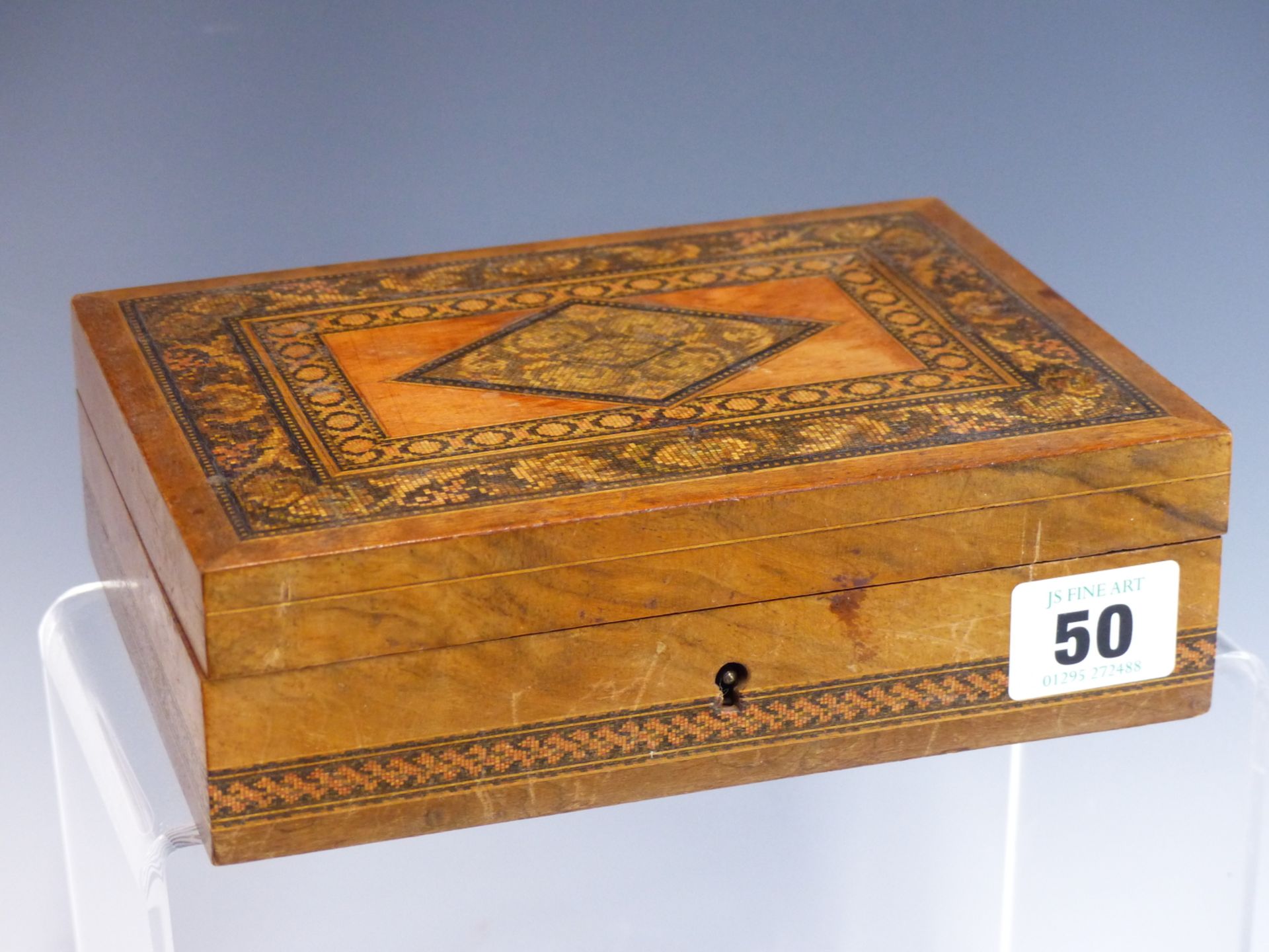 AN EARLY 20TH CENTURY TUNBRIDGE WARE INLAID HINGE LID BOX.