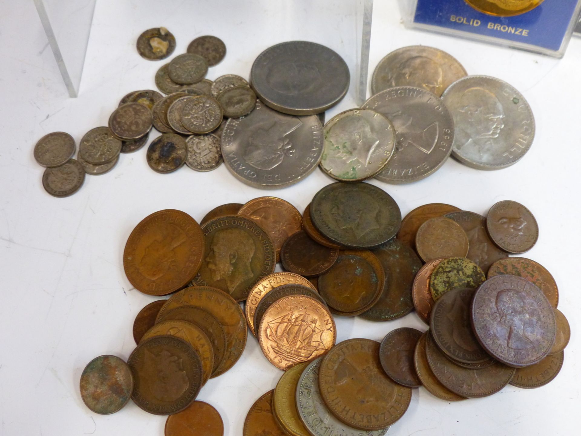 A COLLECTION OF VARIOUS COINS TO INCLUDE 16 CHURCHILL CROWNS, 4 KENNEDY HALF DOLLARS, A 1966 - Image 3 of 5