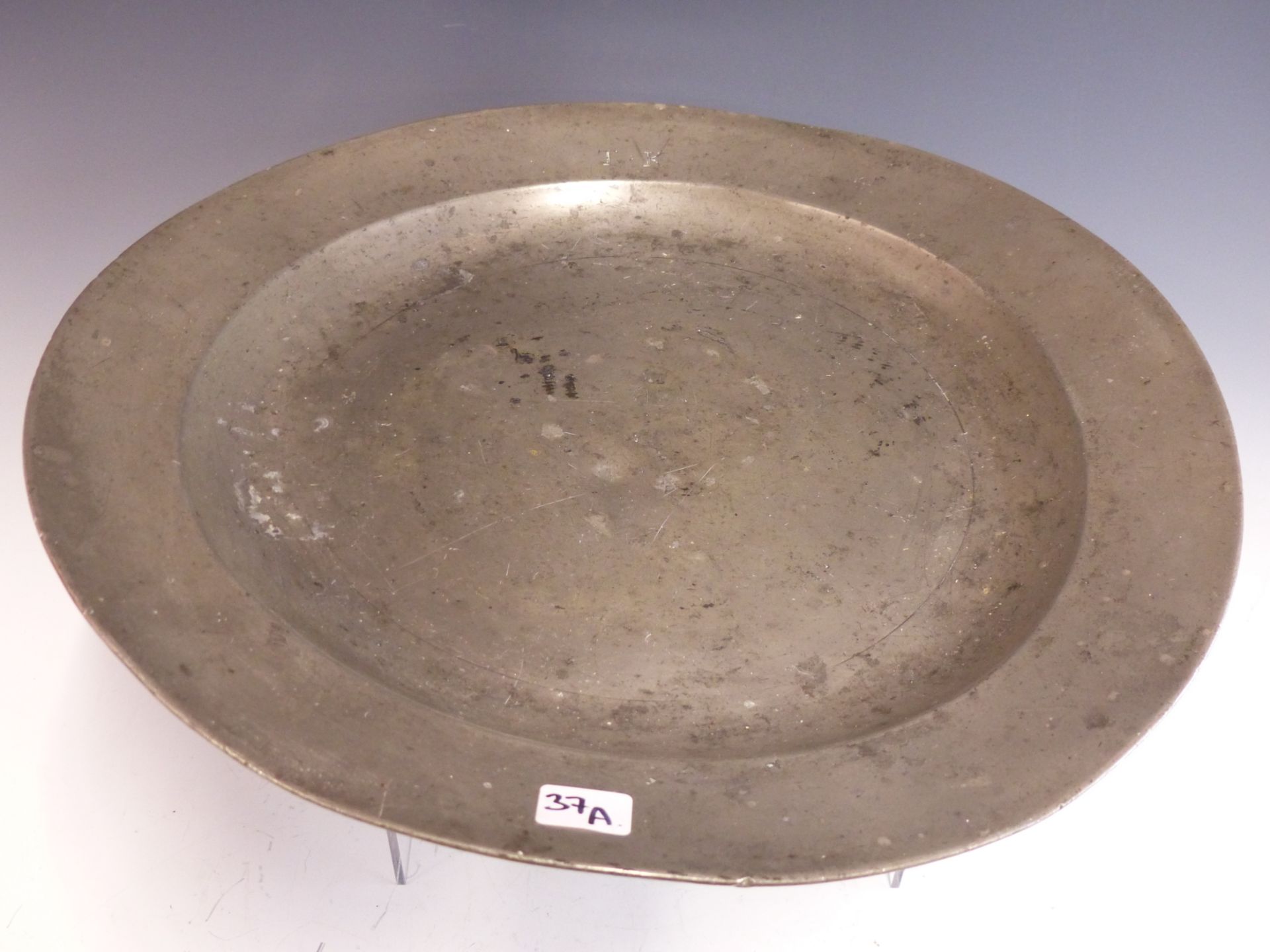 AN 18TH CENTURY PEWTER CHARGER WITH WELL DEFINED LONDON TOUCH MARKS FOR SAMUEL DUNCOMBE. TOGETHER