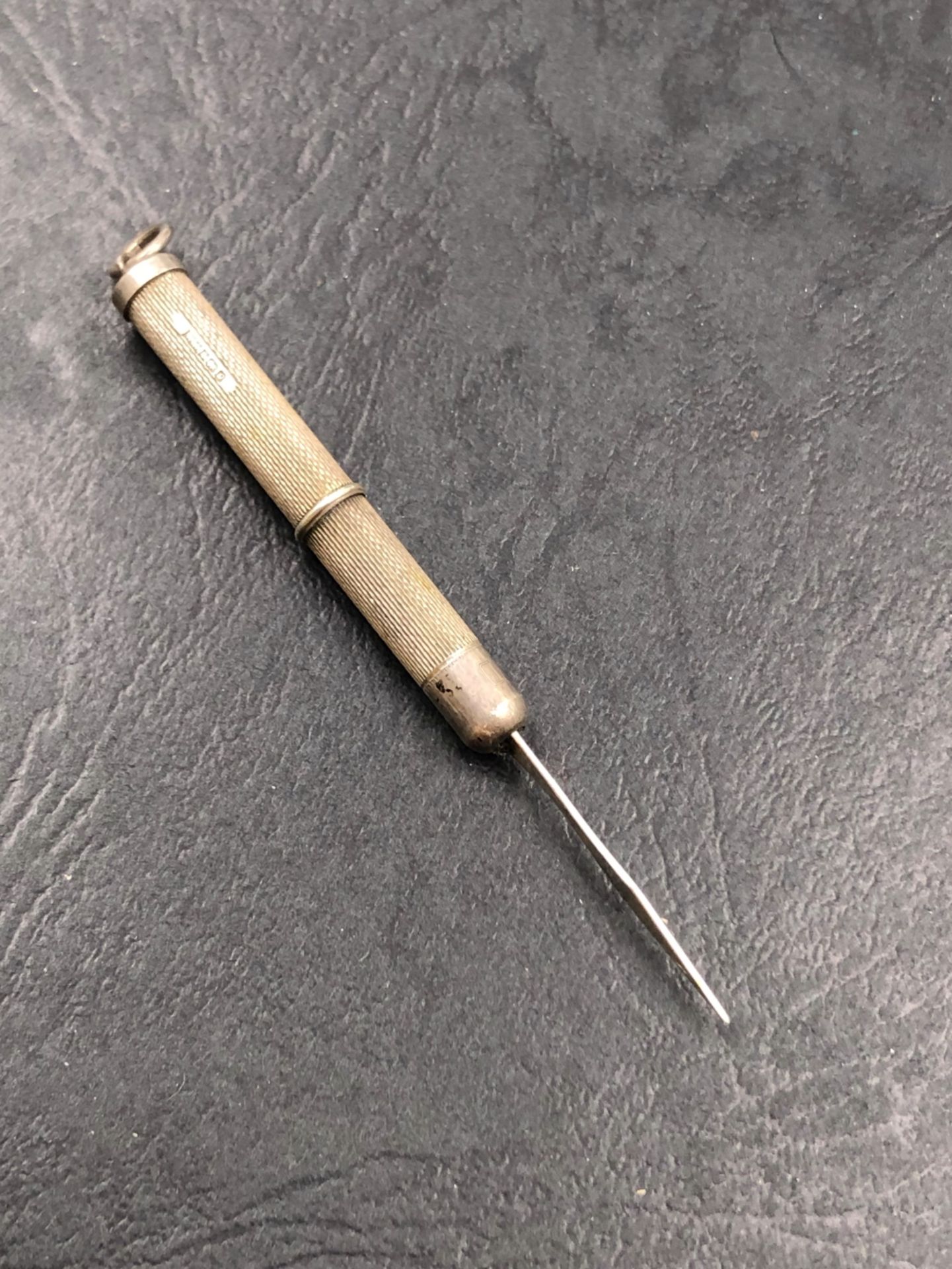 A HALLMARKED SILVER PROPELLING TOOTH PICK DATED 1990 FOR WILLIAM MANTON, TOGETHER WITH A VINTAGE - Bild 5 aus 5