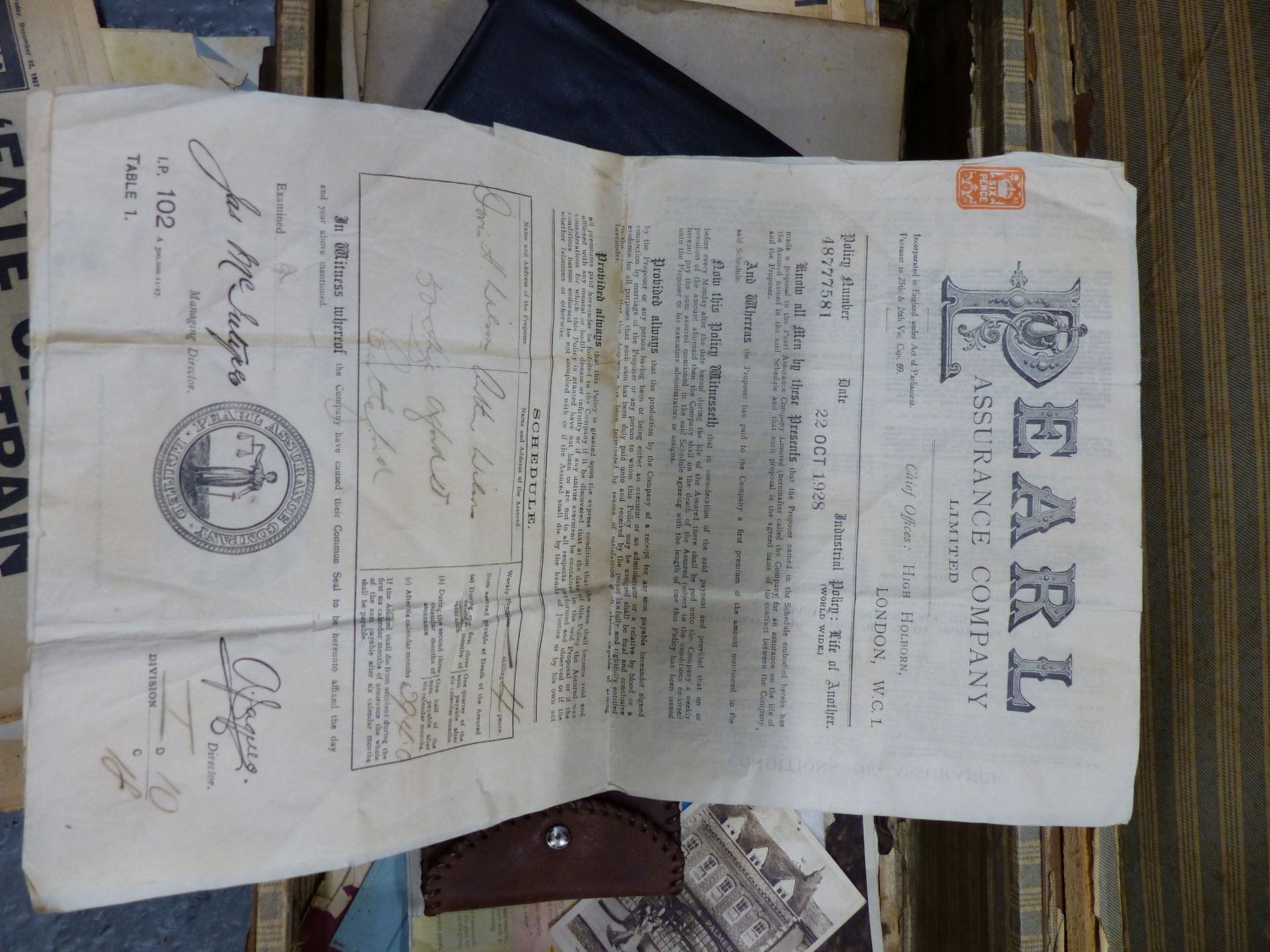 A VINTAGE SUITCASE CONTAINING VARIOUS EPHEMERA INCLUDING VINTAGE NEWSPAPERS, ROYALTY RELATED - Image 6 of 6