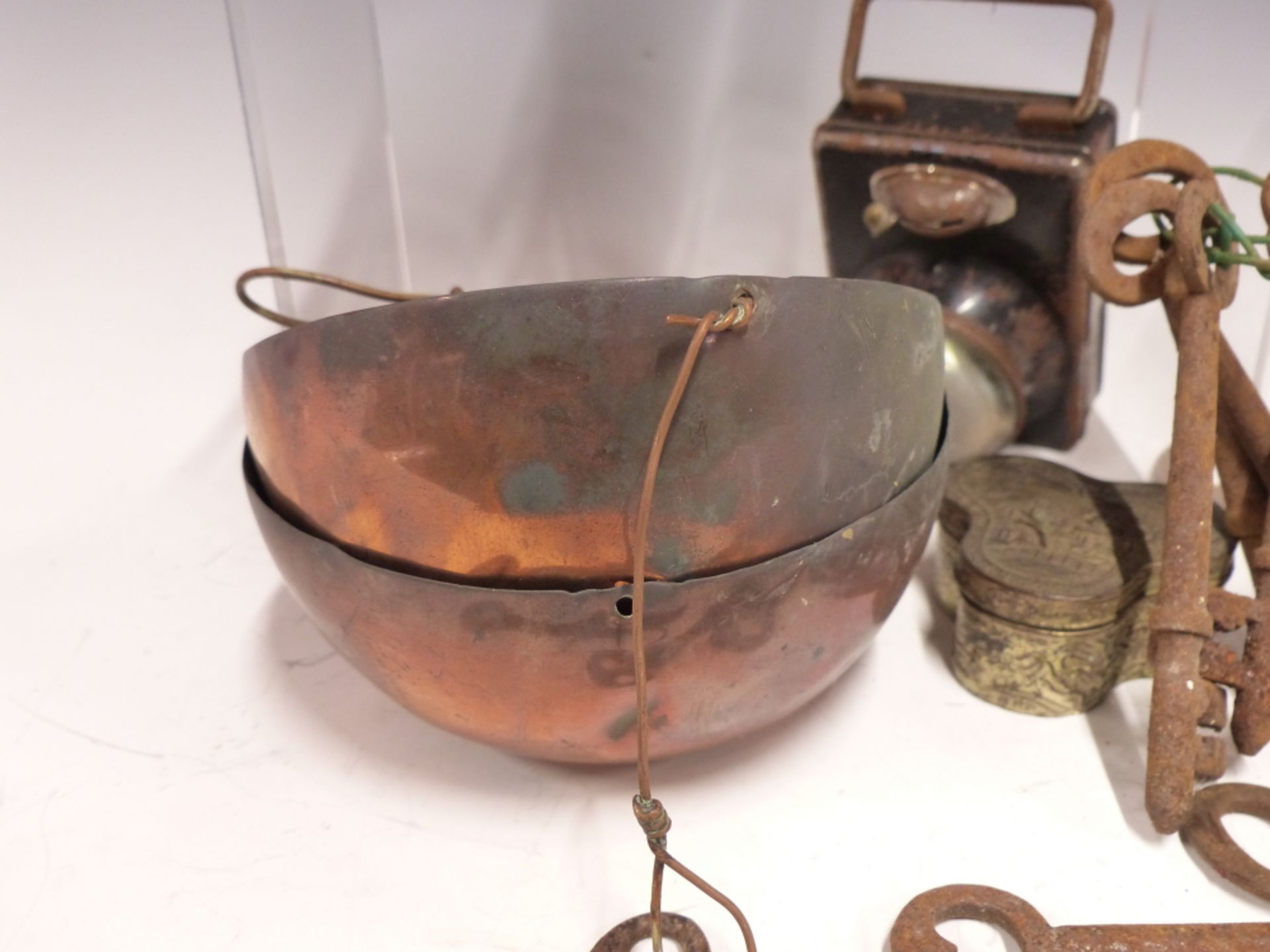 A COLLECTION OF VINTAGE METALWARE TO INCLUDE COPPER BEAKER FORM CHOCOLATE MOULDS, A PAIR OF COPPER - Image 3 of 6