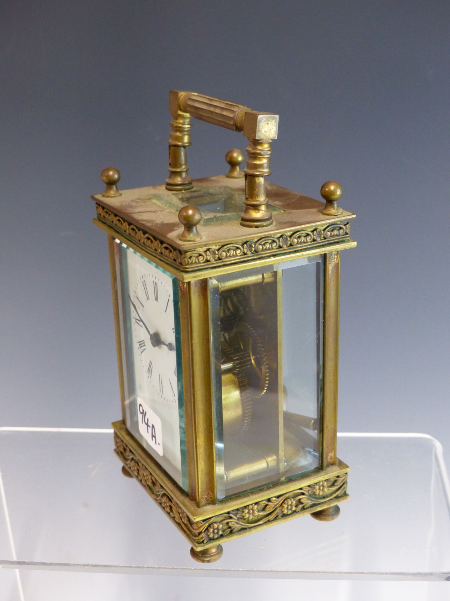 AN EARLY 20TH CENTURY BRASS CASED CARRIAGE CLOCK WITH WHITE ENAMEL DIAL. - Image 2 of 3