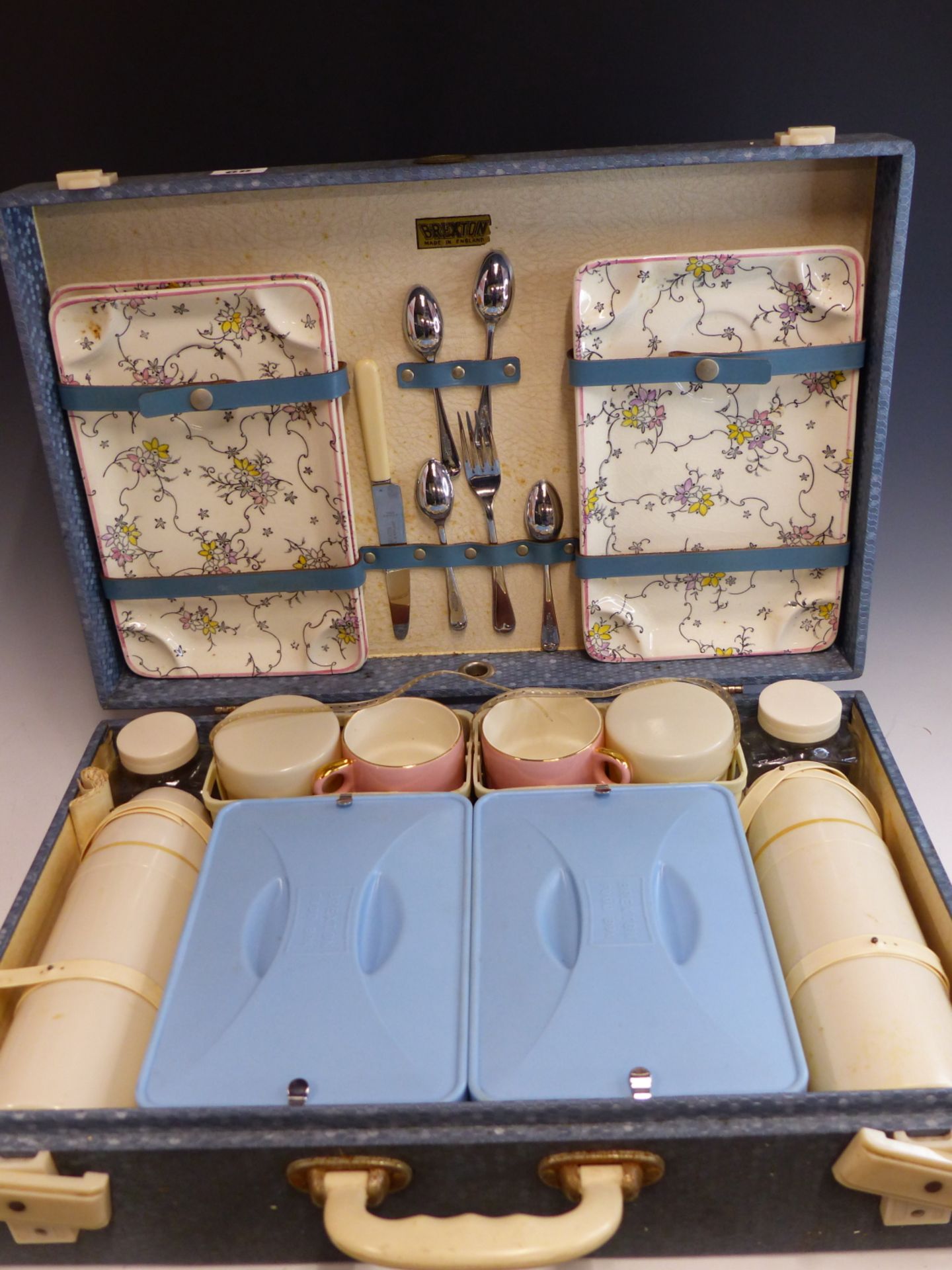 A VINTAGE BREXTON 1950'S FITTED PICNIC SET WITH WHITE BAKELITE FOLDING HANDLES.