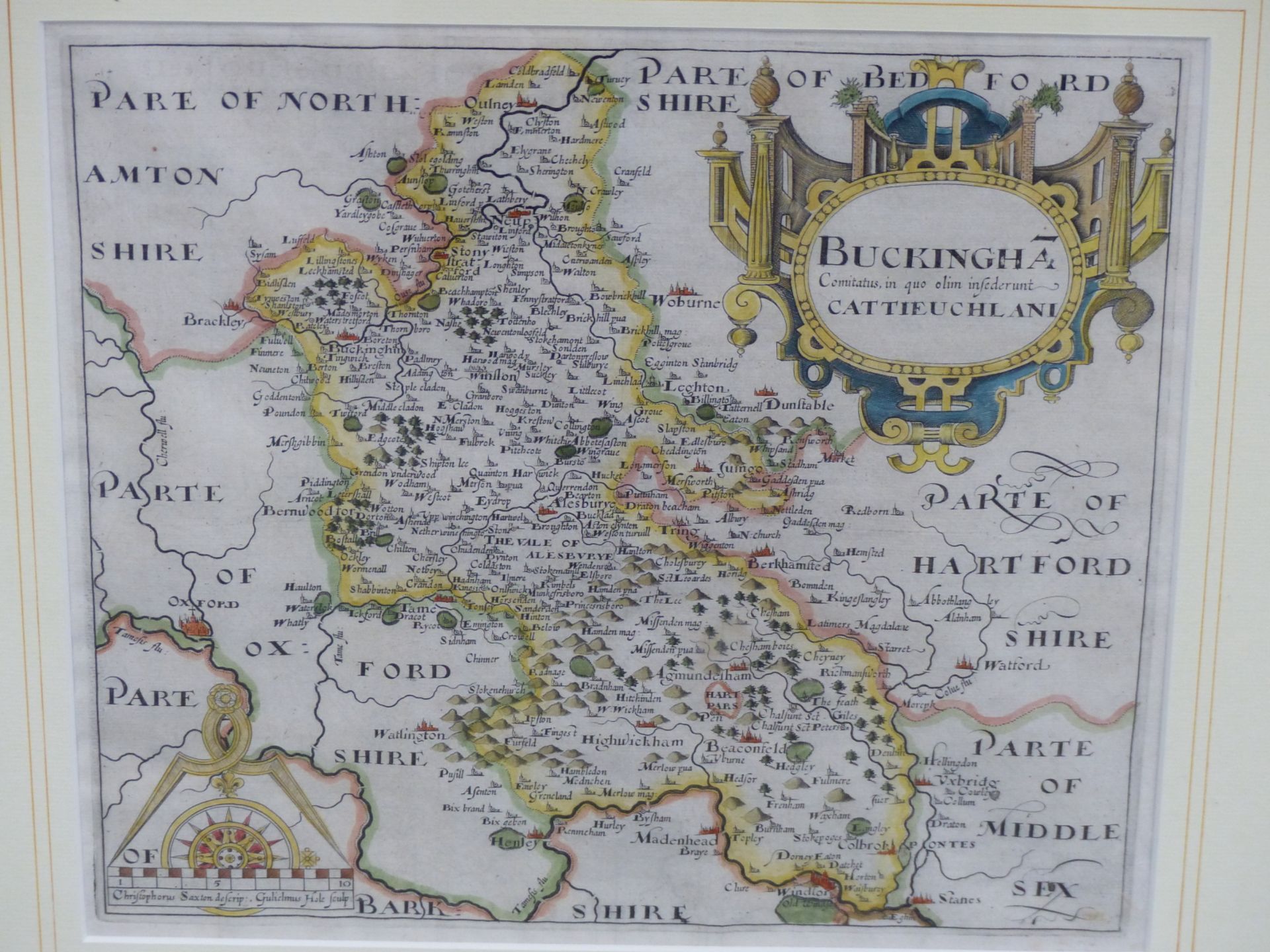 A RARE HAND COLOURED EARLY 17TH CENTURY MAP OF BUCKINGHAMSHIRE BY SAXTON & HOLE. C1610. - Image 2 of 3