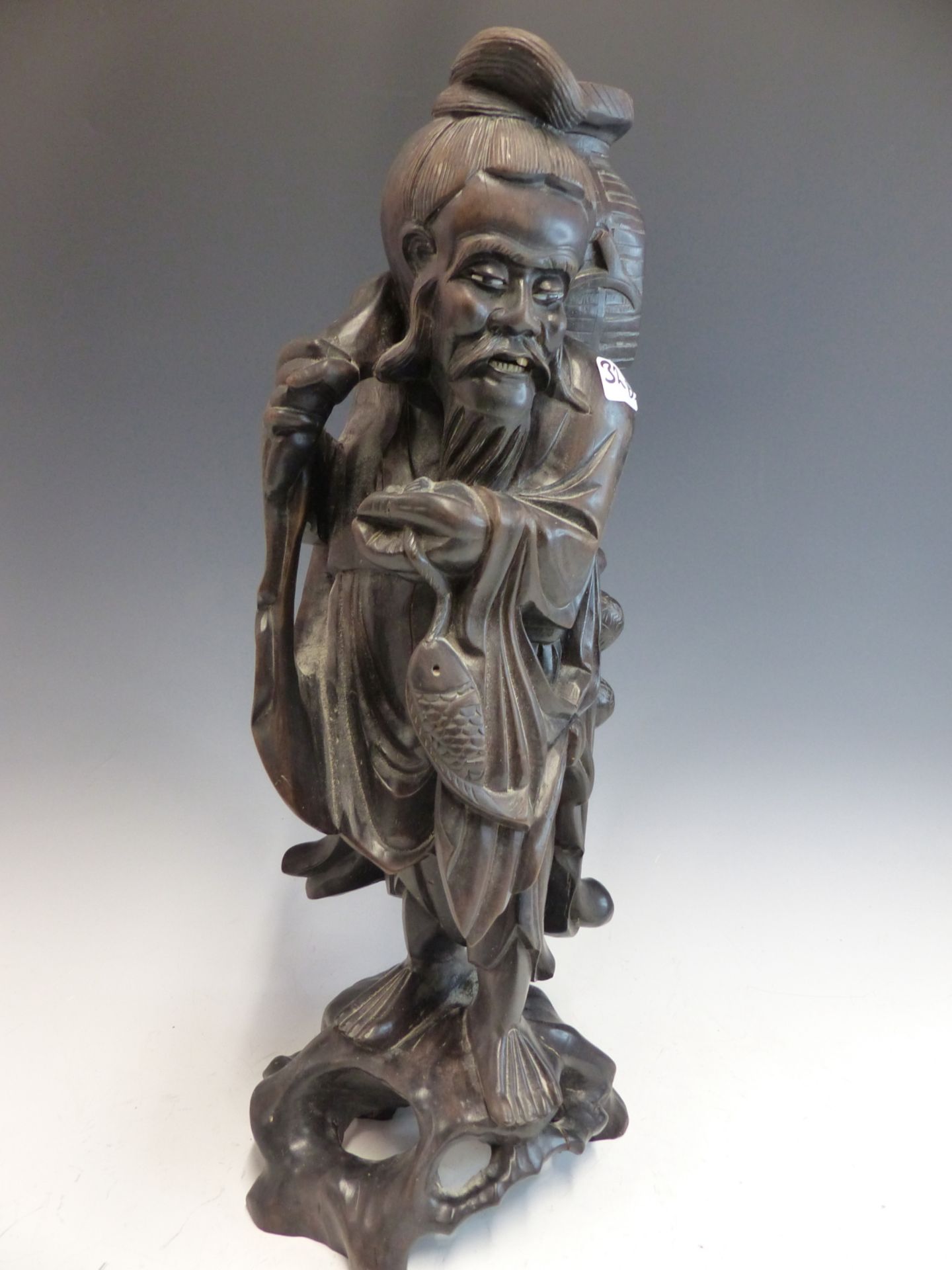 A LARGE VINTAGE CHINESE CARVED HARDWOOD FIGURE OF A FISHERMAN. - Image 2 of 3