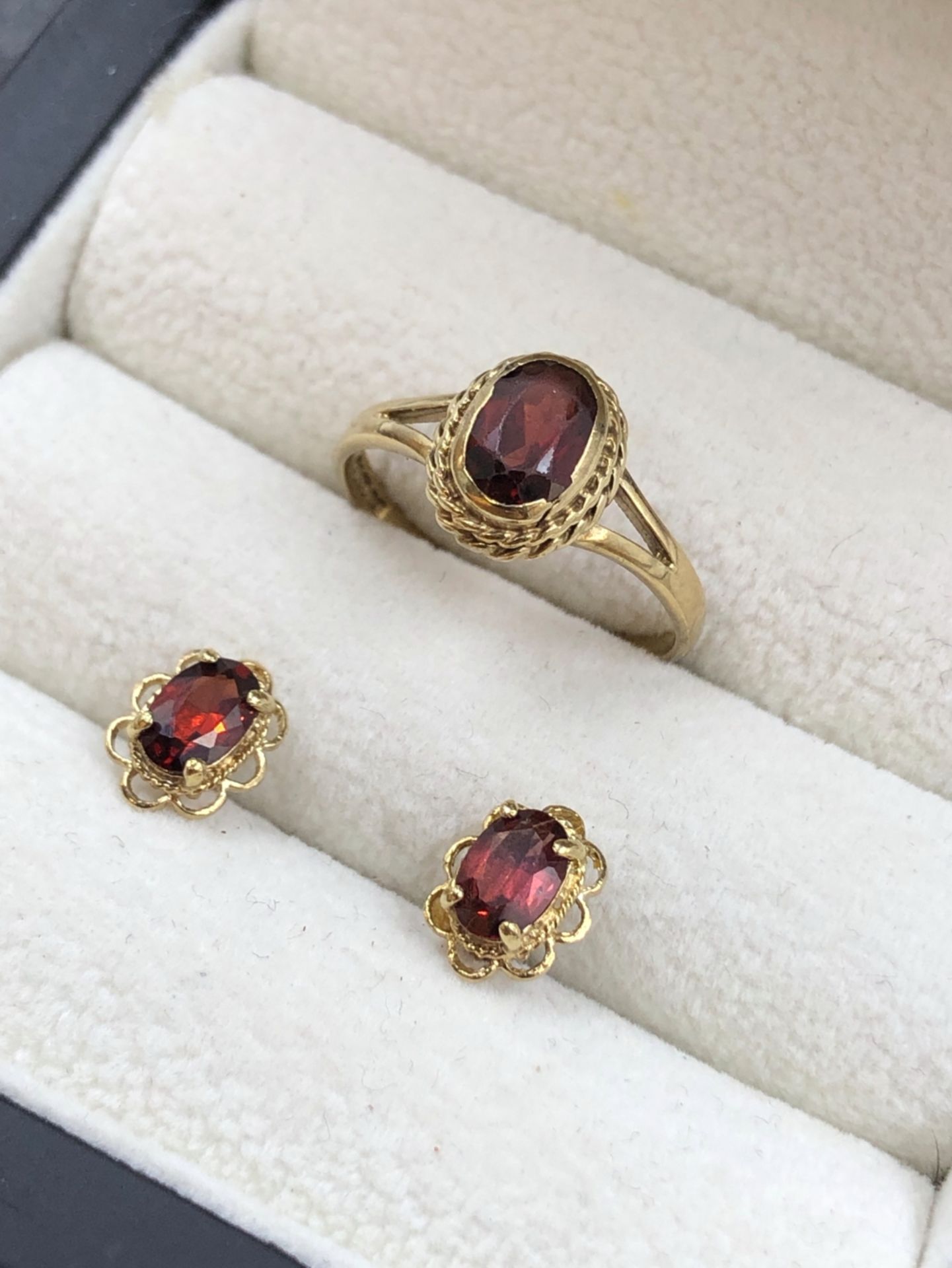 A HALLMARKED 9ct GOLD GARNET DRESS RING, FINGER SIZE N, TOGETHER WITH A PAIROF SIMILAR EARRINGS,