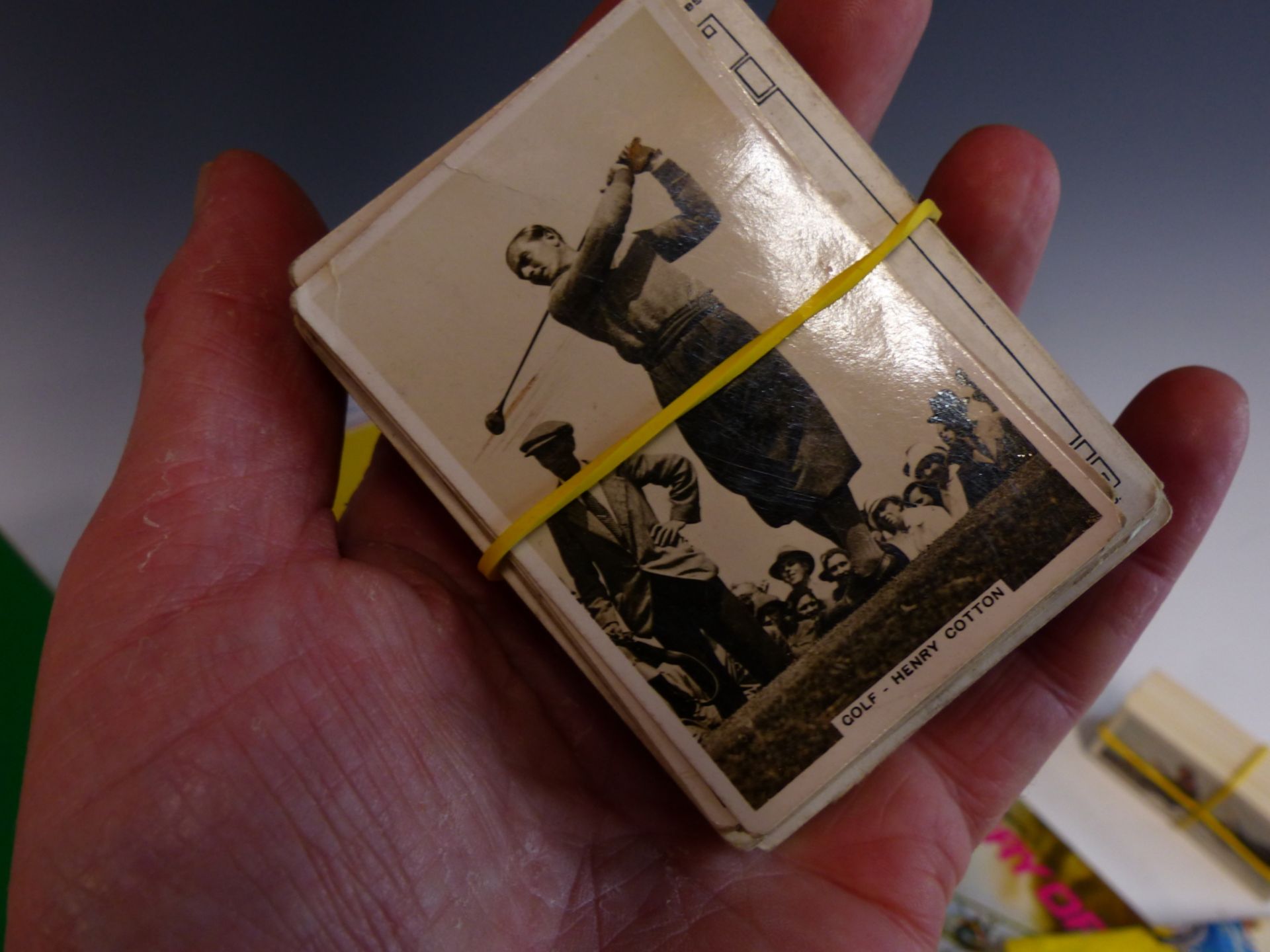 A QUANTITY OF CIGARETTE AND TEA CARDS, SOME LOOSE AND OTHERS IN ALBUMS, TOGETHER WITH VARIOUS - Bild 6 aus 8