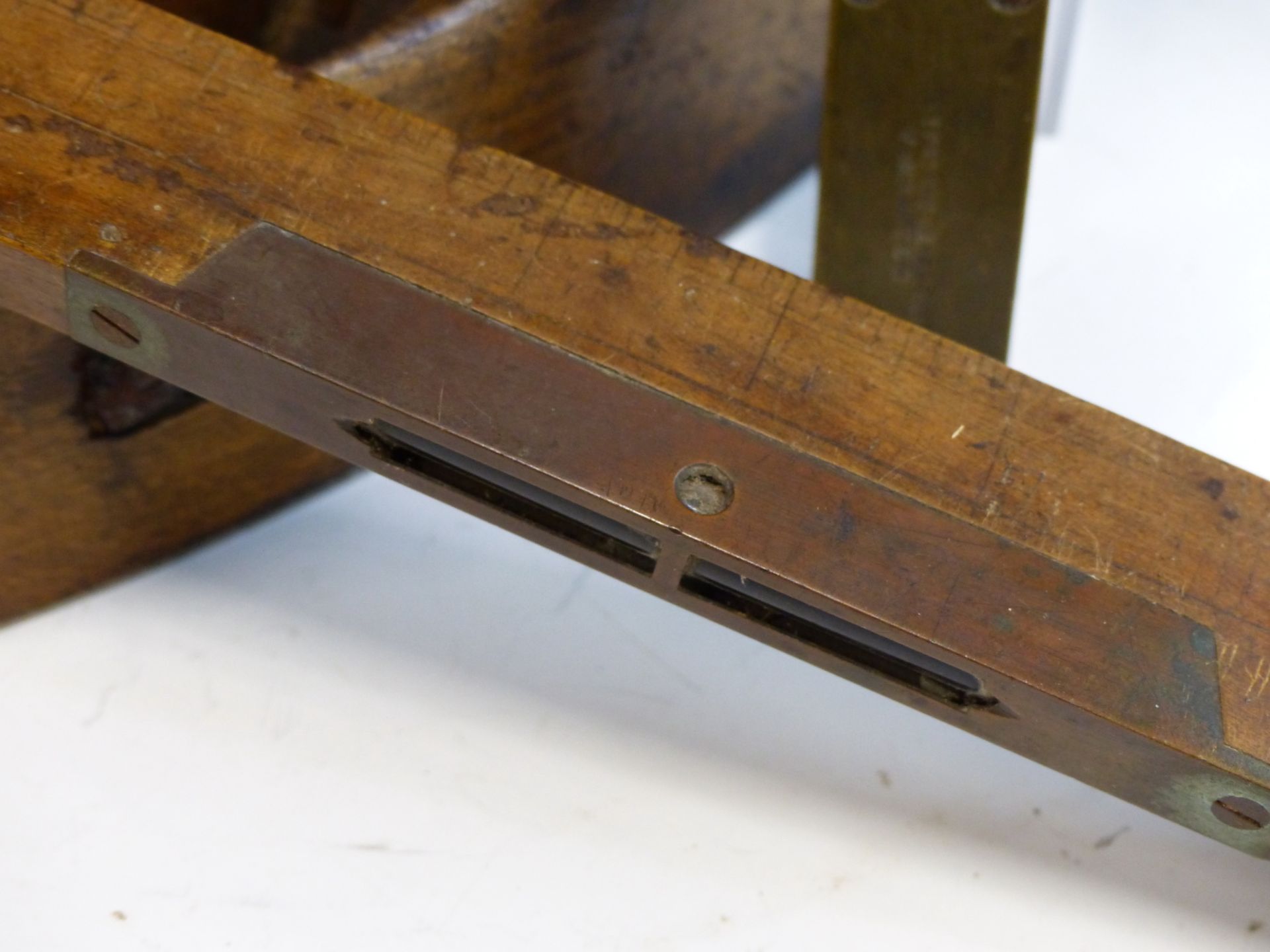 A GROUP OF VINTAGE CARPENTERS TOOLS INCLUDING WOODEN PLANE, A ROSEWOOD AND BRASS SQUARE, A LEVEL, - Image 4 of 6