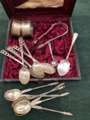 VARIOUS HALLMARKED SILVER TO INCLUDE TEA SPOON, AND NAPKIN RINGS 125grms, AND A SET OF CONTINENTAL