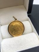 A VICTORIAN 22ct GOLD FULL SOVEREIGN COIN DATED 1894 IN A 9ct GOLD PENDANT MOUNT.