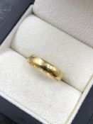 AN 18ct HALLMARKED GOLD WEDDING RING. FINGER SIZE N. WEIGHT 2.40grms.