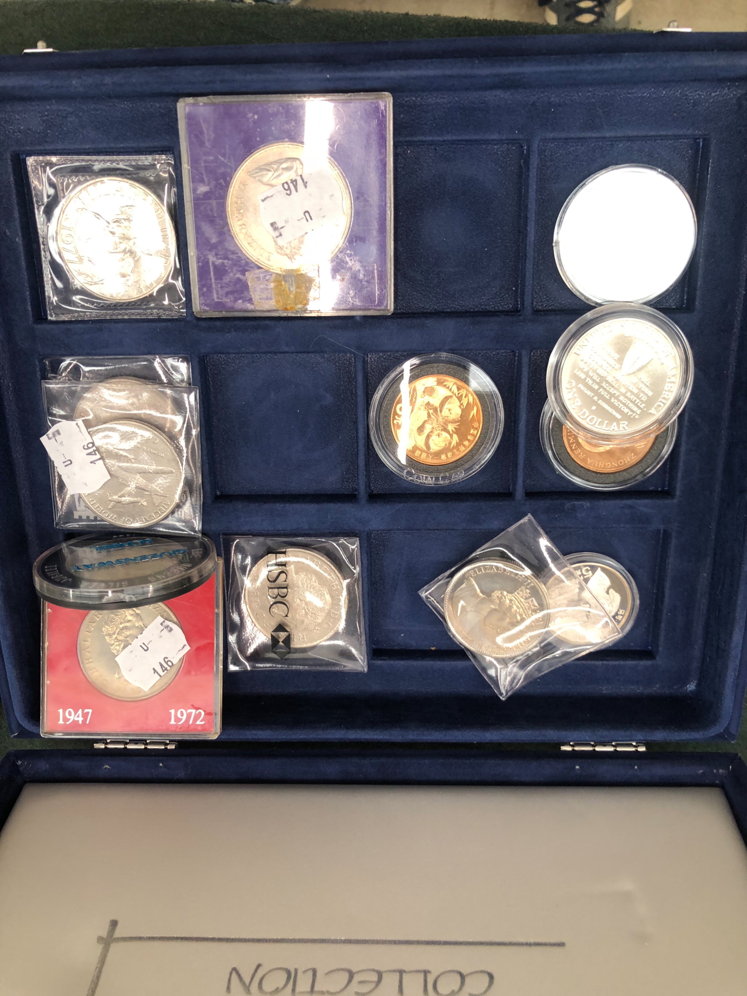 A COLLECTION OF VARIOUS CROWNS AND COMMEMORATIVE COINS. - Image 4 of 9