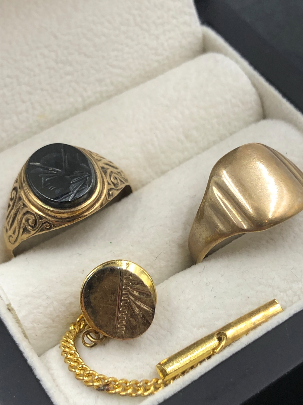 A VINTAGE 9ct HALLMARKED GOLD TROJAN CARVED HEMATITE SIGNET RING, TOGETHER WITH A FURTHER 9ct - Image 3 of 3