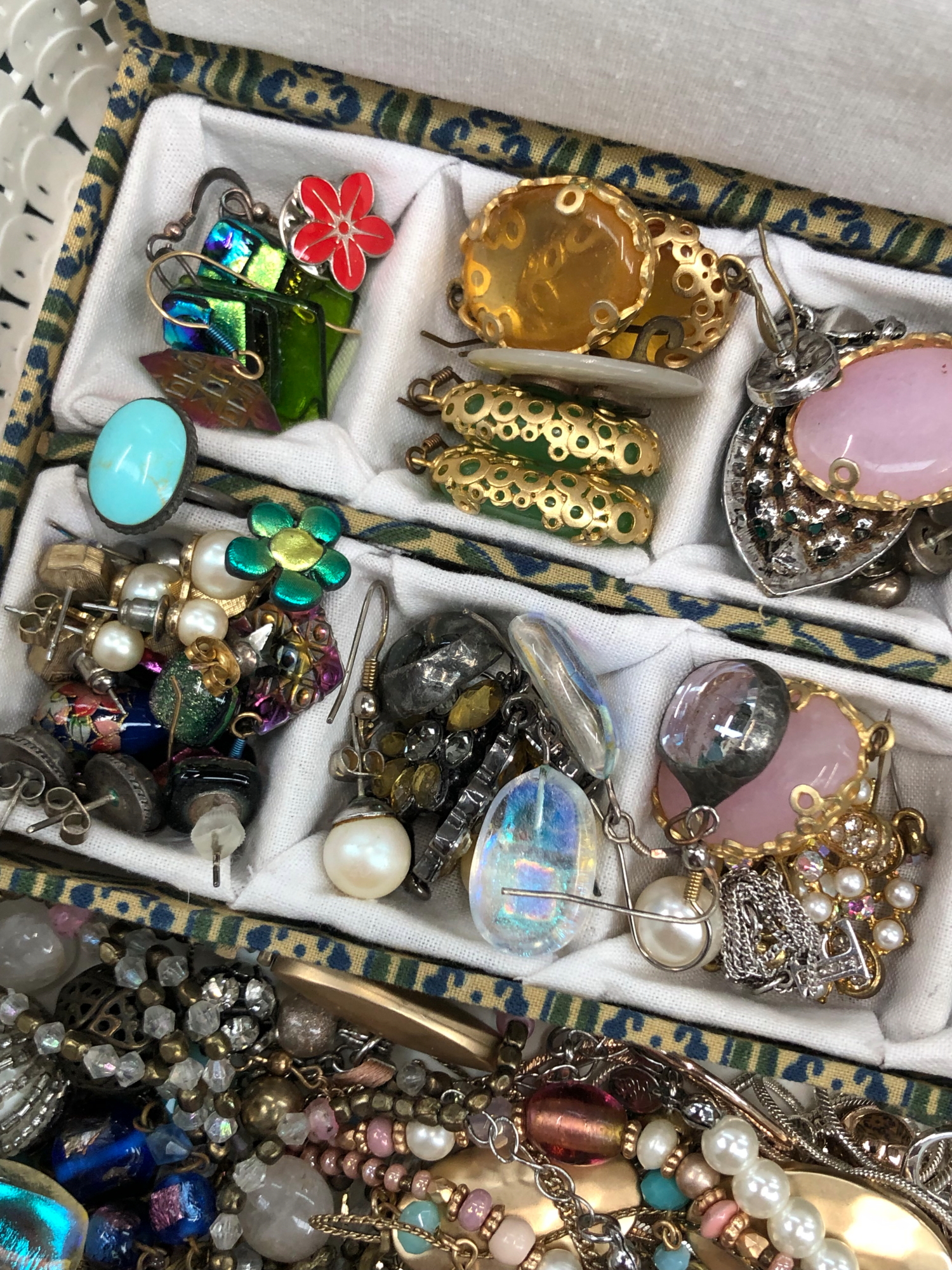 A COLLECTION OF JEWELLERY TO INCLUDE SILVER EARRINGS, VARIOUS OTHER COSTUME EARRINGS, A QUANTITY - Image 2 of 5