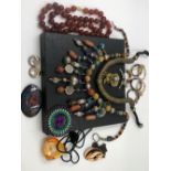 A COLLECTION OF COSTUME JEWELLERY TO INCLUDE HARDSTONE BEADS ON A SILVER GILT CLASP, A HORSE AND