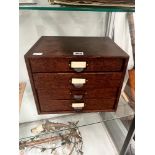 A COLLECTORS CHEST OF FOUR DRAWERS CONTAINING MINERAL AND STONE SPECIMENS