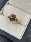 AN 18ct HALLMARKED RUBY, EMERALD AND PEARL DRESS RING, ASSAY MARKS DOM. FINGER SIZE P. WEIGHT 4.