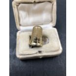 AN ANTIQUE GOLD THIMBLE, NO ASSAY MARKS, ASSESSED AS 12ct GOLD. ENGRAVED PHYLLIS, IN A FITTED CASE.