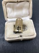 AN ANTIQUE GOLD THIMBLE, NO ASSAY MARKS, ASSESSED AS 12ct GOLD. ENGRAVED PHYLLIS, IN A FITTED CASE.
