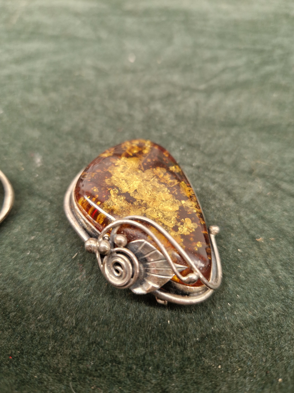 A SILVER AND AMBER ART NOUVEAU STYLE BROOCH/PENDANT AND A SIMILAR WHITE METAL AND AMBER RING - Image 3 of 3