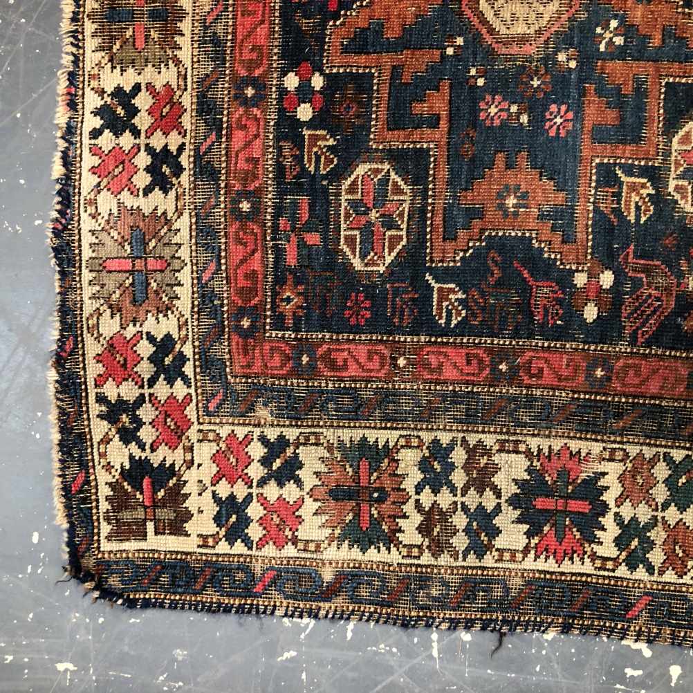 AN ANTIQUE CAUCASIAN RUG 136 x 104 cm - Image 4 of 10