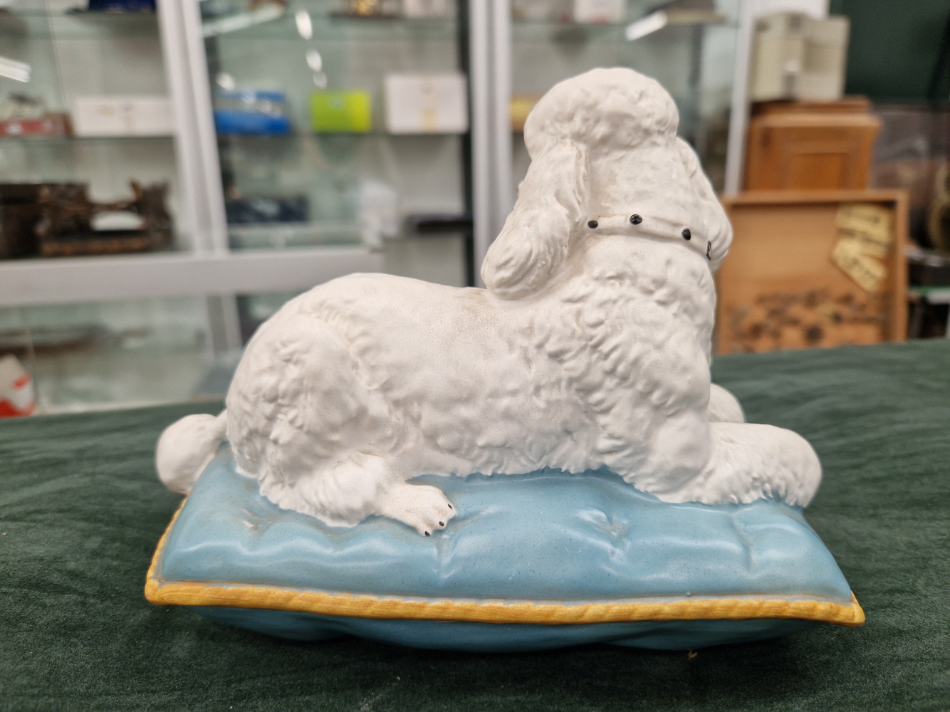 A BESWICK POTTERY WHITE POODLE ON A CUSHION MARKED TO BASE. - Image 2 of 6