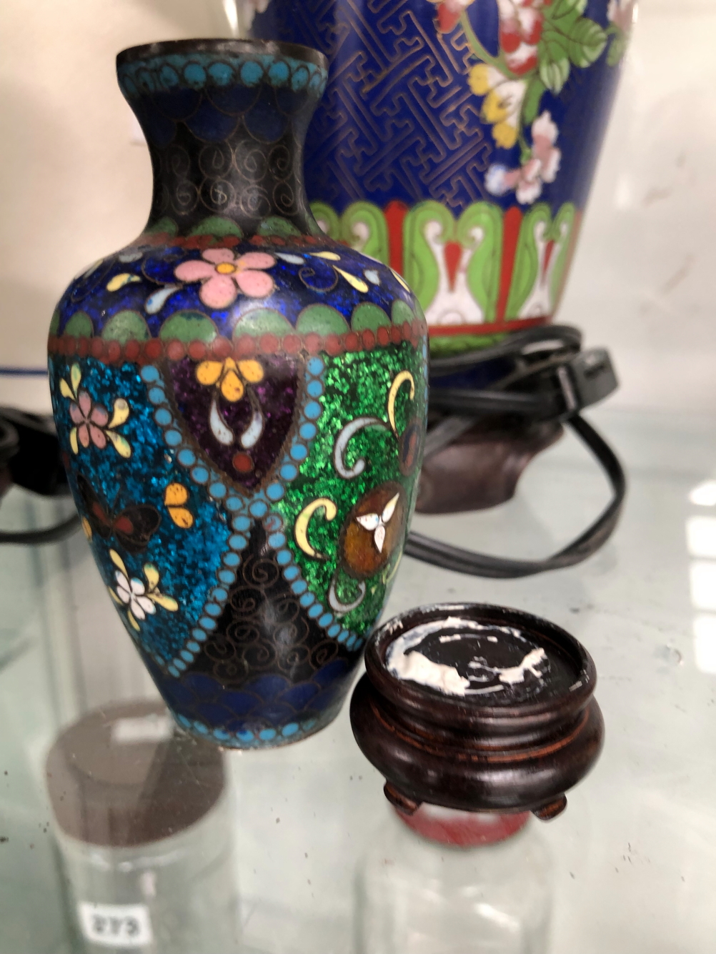 CHINESE CLOISONNE: PAIRS OF VASES, TABLE LAMPS AND CANDLESTICKS TOGETHER WITH TWO SINGLE VASES - Image 30 of 39