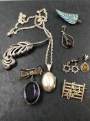 VINTAGE SILVER TO INCLUDE A BOW BROOCH WITH ARTICULATING LARGE OVAL PURPLE PENDANT, A GATE POST "
