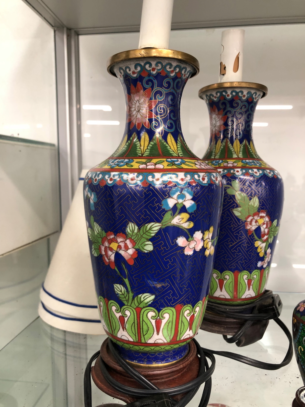 CHINESE CLOISONNE: PAIRS OF VASES, TABLE LAMPS AND CANDLESTICKS TOGETHER WITH TWO SINGLE VASES - Image 34 of 39