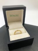AN 18ct GOLD HALLMARKED WEDDING BAND RING. FINGER SIZE M. WEIGHT 4.09grms.