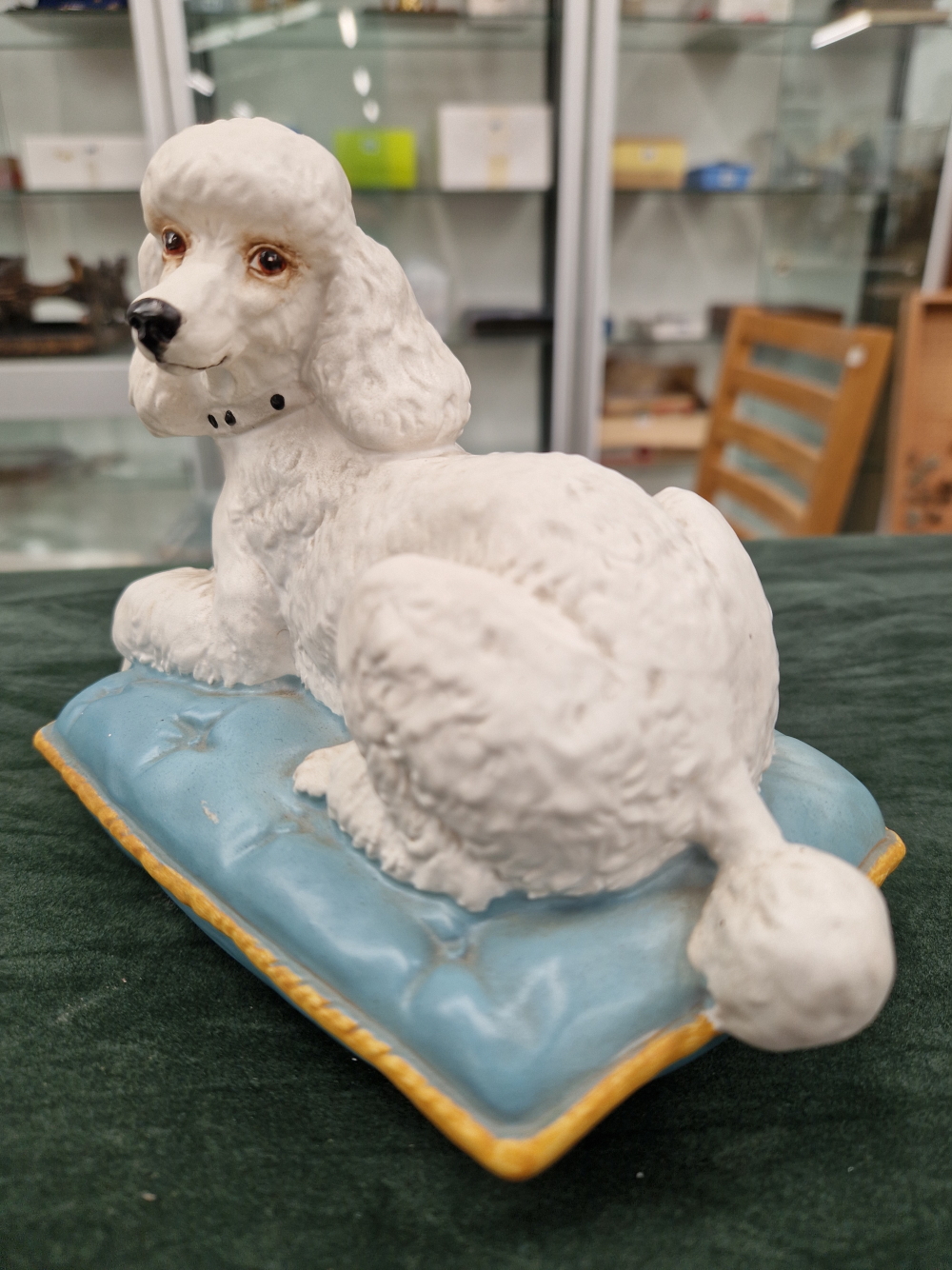 A BESWICK POTTERY WHITE POODLE ON A CUSHION MARKED TO BASE. - Image 4 of 6
