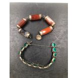 A VINTAGE AGATE FIVE STONE PART BRACELET, AND A CHILDS SMALL GREEN GLASS BRACELET.