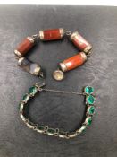 A VINTAGE AGATE FIVE STONE PART BRACELET, AND A CHILDS SMALL GREEN GLASS BRACELET.